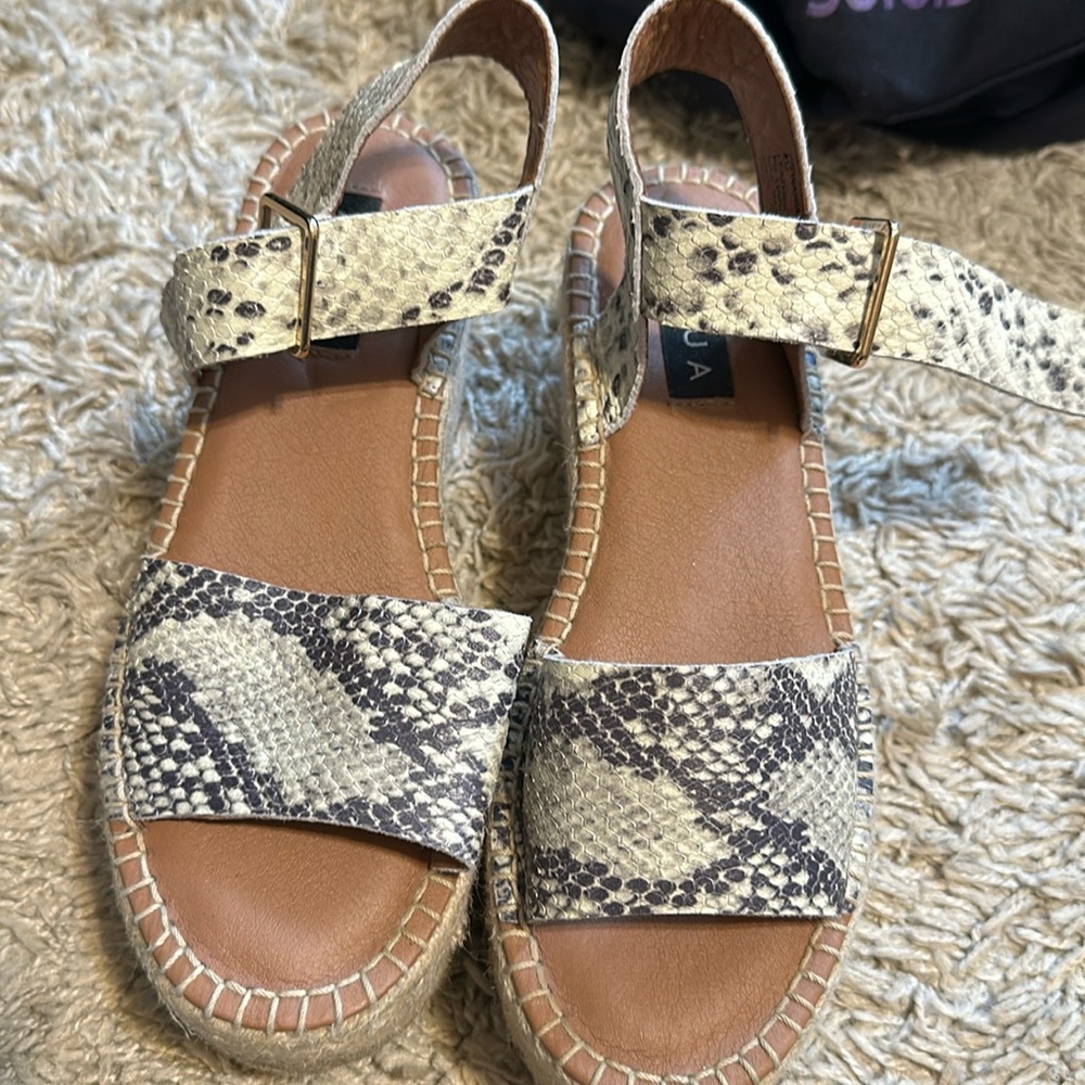 Snakeskin wedge platform